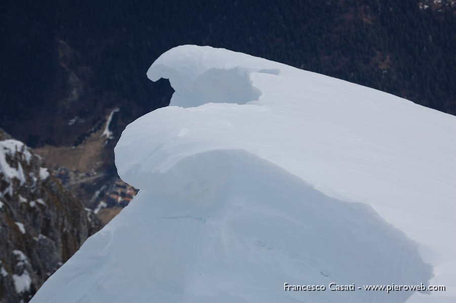 12 Giochi di neve e case sullo sfondo.jpg